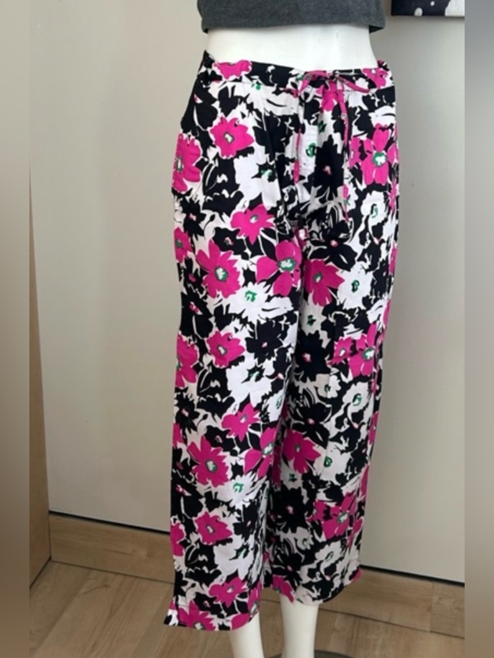 Floral Wide-Leg Crop Pants in Fuchsia Black